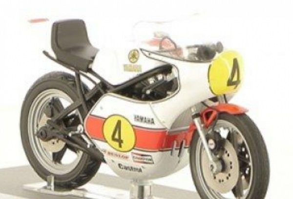 giacomo agostini - yamaha yzr 500 - 1975 из серии porte-revue moto gp m2924-069 Модель 1:18