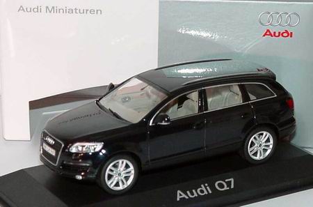 Модель 1:43 Audi Q7 - cobalt blue