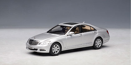 Модель 1:43 Mercedes-Benz S-class (W221) - silver (Рестайлинг)