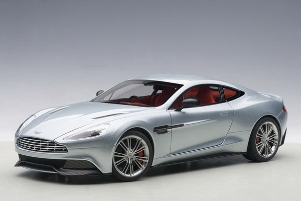 Модель 1:18 Aston Martin Vanquish - skyfall silver