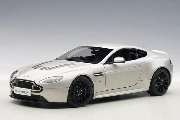 Модель 1:18 Aston Martin V12 Vantage S - meteorite silver