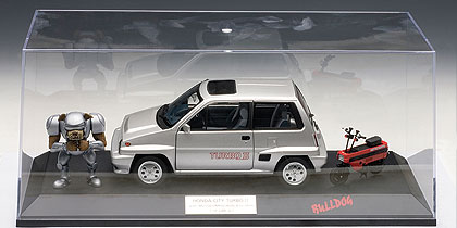 Модель 1:18 Honda City Turbo II - silver (в комплекте с красным мини-мото, бульдогом и прозрачным боксом)