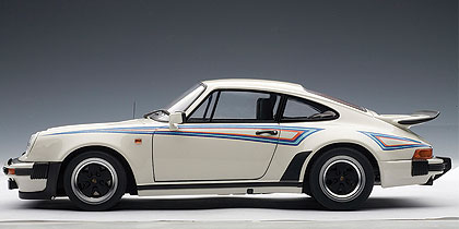 Модель 1:18 Porsche 911 3.0 turbo - white/martini stripes