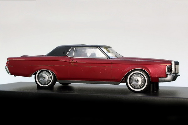 Модель 1:24 Lincoln Continental Mk III Barn Find - red/black