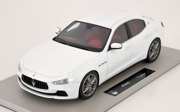 Модель 1:18 Maserati Ghibli - white