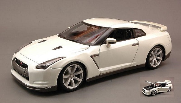 Модель 1:18 Nissan GTR - white