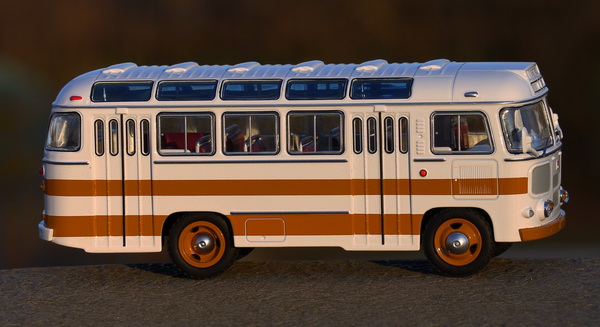Модель 1:43 Автобус-672 (1967-1982) - белый/охра