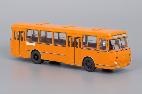 Модель 1:43 677М с запасным колесом (1983), оранжевый
