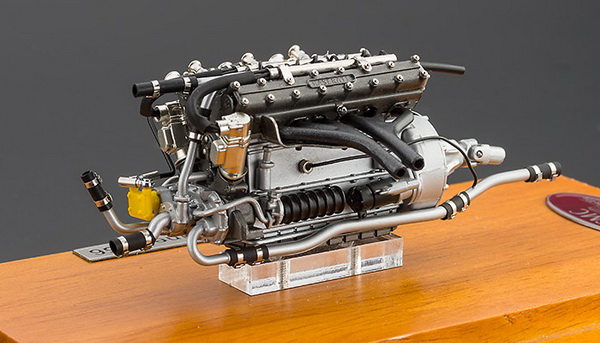 maserati 300s engine in a showcase M-110 Модель 1:18