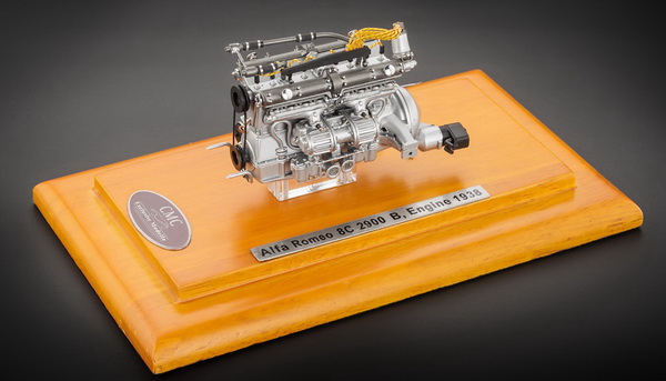 Модель 1:18 Alfa Romeo 8C 2900 B Engine With Show Case 1938
