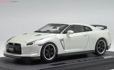 Модель 1:43 Nissan R35 GT-R Spec V - white
