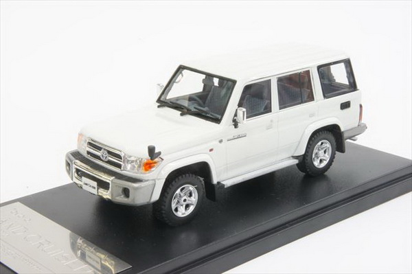 Модель 1:43 Toyota Land Cruiser 70 Anniversary Van (TLC76) - white