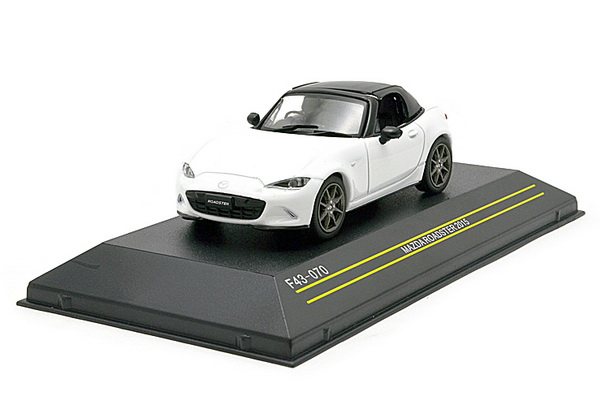 Модель 1:43 Mazda Roadster (RHD) - white (c поднятым тентом)