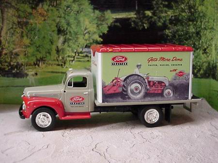 ford tractor - ford delivery truck with authentic vintage ford ad art 10-3735 Модель 1:34