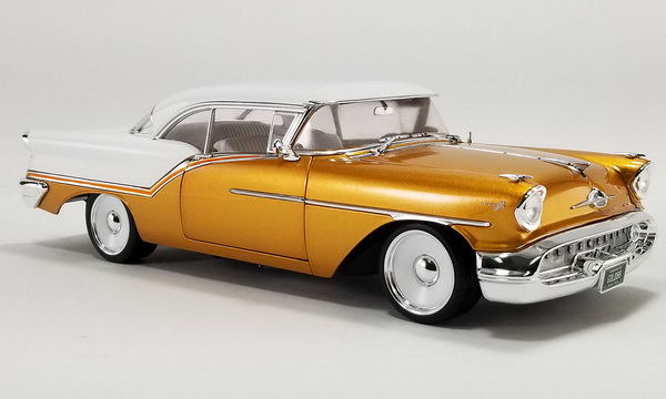 Модель 1:18 Oldsmobile Super 88 Southern Kings Customs 1957 - Pagan Gold