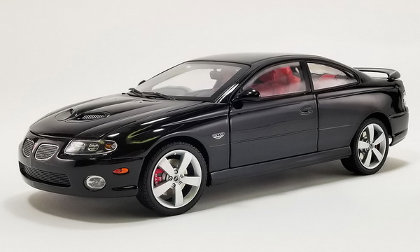 Модель 1:18 Pontiac GTO 2006 - Phantom black (red interior)