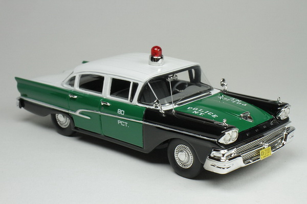 Модель 1:43 Ford Custom 300 New York Police Car - black/green/white