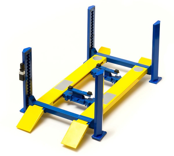 Модель 1:18 Manual Four Post Lift (Yellow/Blue)