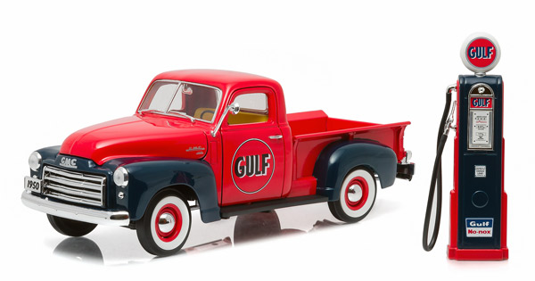 Модель 1:18 GMC 150 «Gulf Oil» with Vintage Gulf Gas Pump - red