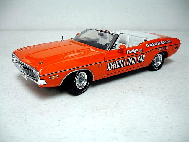 Модель 1:18 Dodge Challenger Convertible Indy Pace Car - orange