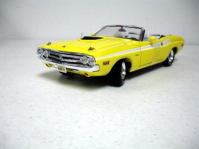 Модель 1:18 Dodge Challenger Convertible Top - banana yellow