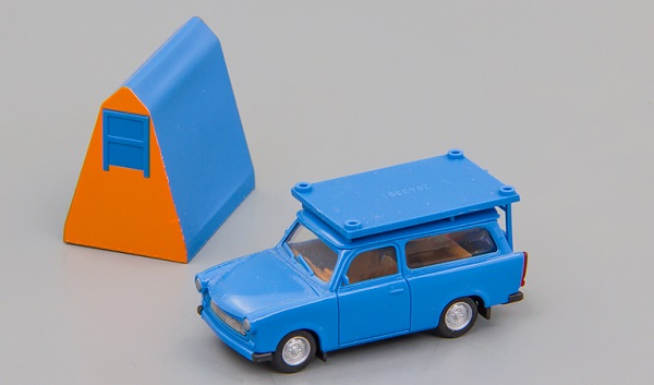 Модель 1:87 TRABANT 601 Universal Uni blue combined with Roof Tent Roof Top Tent