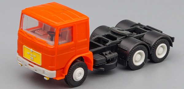 Модель 1:87 MAN 90 3-х осный, orange / black