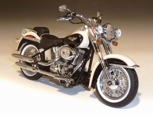 Модель 1:12 Harley-Davidson FLSTN Softail Deluxe - birch white/vivid black