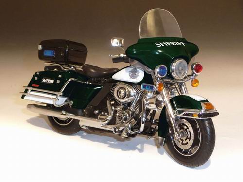 Модель 1:12 Harley-Davidson FLHTCU Ultra Classic Electra Glide - green/white Sheriff Edition