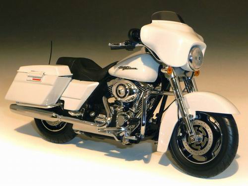 Модель 1:12 Harley-Davidson FLHX Street Glide - White Hot Denim