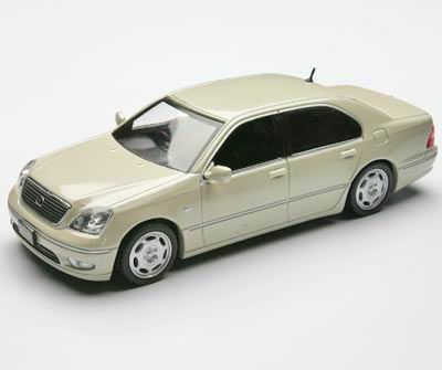 Модель 1:43 Toyota Celsior - ivory crystal shine