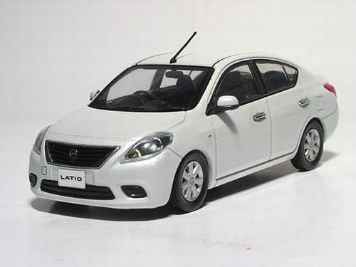 Модель 1:43 Nissan Tiida/Latio - white pearl
