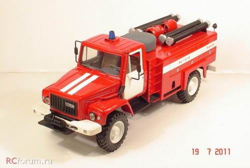 АЦ-1,6-40 Автоцистерна пожарная лесопатрульная (шасси 3308) / ac-1,6-40 forest fire truck (3308 chassis) KM0331 Модель 1:43