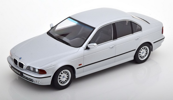 BMW 530d (E39) - silver KKDC181051 Модель 1:18