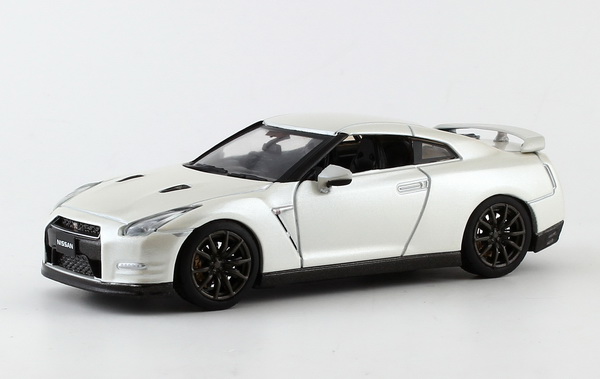Nissan GT-R (R35) - brilliant white pearl 03744BW Модель 1:43