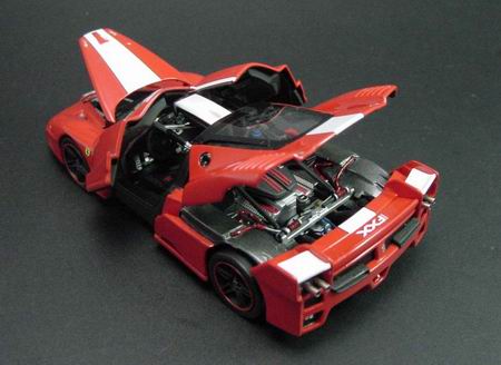 Модель 1:43 Ferrari FXX - red/white stripes (Совместное производство с MR, все открывается)