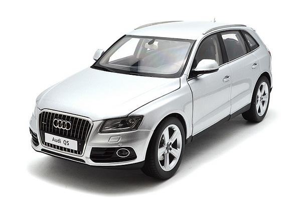 Audi Q5 Facelift with sun-roof - ice silver 09242IS Модель 1:18