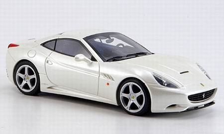 Модель 1:43 Ferrari California CLOSED Version - pearl white