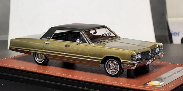 Модель 1:43 Imperial LeBaron 4-door Hardtop - 1968 - Sovereign Gold Metallic/Green roof & interior (L.e. 60 pcs.)