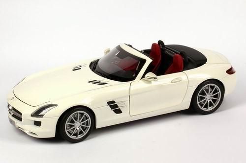 Модель 1:18 Mercedes-Benz SLS AMG Roadster (R197) - white