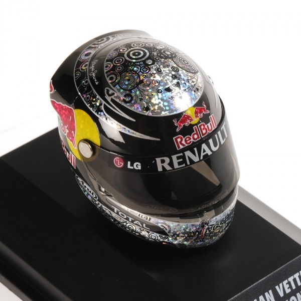 Модель 1:8 Red Bull Racing Arai Helm GP Abu Dhabi, World Champion (Sebastian Vettel)