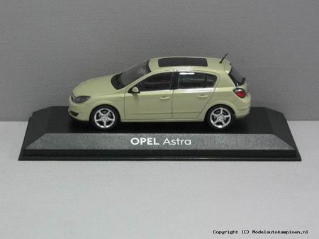 Модель 1:43 Opel Astra (5-door) - papirus