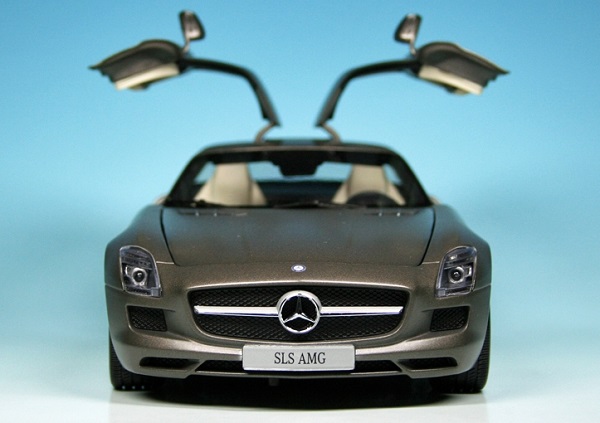 Модель 1:18 Mercedes Benz SLS AMG (C197) - 2009 - 