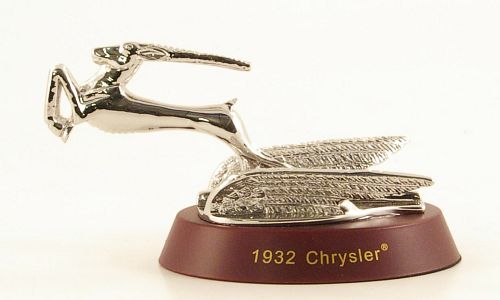 Модель 1:2 Chrysler - капотная эмблема