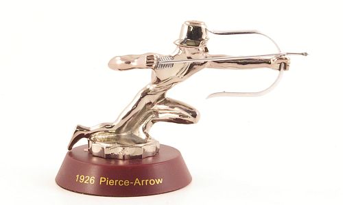 Модель 1:2 Pierce-Arrow - капотная эмблема