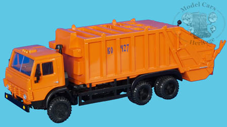 КО-427 (шасси КамАЗ-53212) мусоровоз 16 куб.м - оранжевый / ko-427 refuse truck (chassis kamaz-53212) MD43001 Модель 1:43