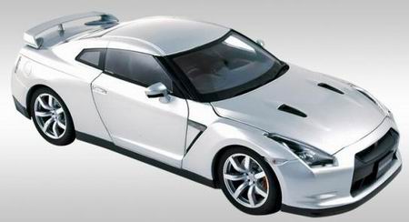 Модель 1:18 Nissan GTR R-35 - silver