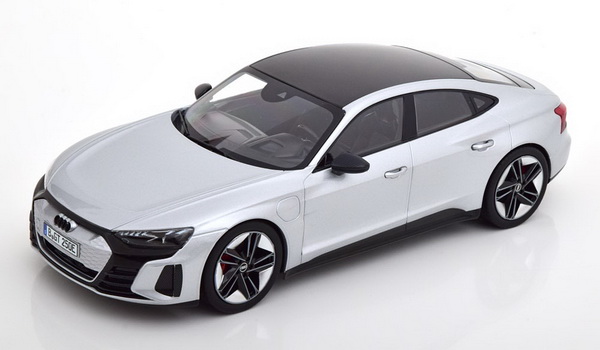 Модель 1:18 Audi RS e-tron GT 2021 - silver/black