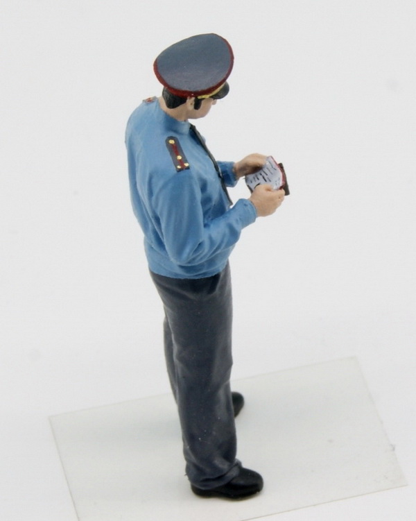 Модель 1:43 Фигурка: милиционер проверяет документы.