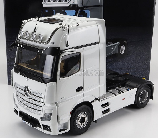 mercedes-benz actros actros 2 1863 gigaspace 4x2 mirrorcam tractor truck 2-assi with illumination (2018), white 10240040 Модель 1:18